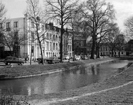 850510 Gezicht over de Stadsbuitengracht te Utrecht op de Begijnekade, met op de achtergrond een deel van de Van Asch ...